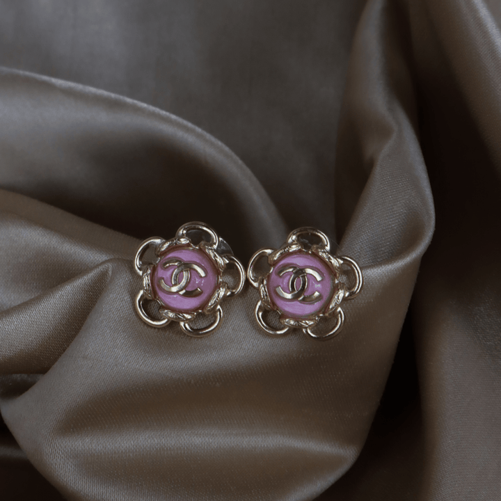 CHANEL 粉紅琺瑯 CC Logo 花朵耳環 ｜ 2024年 ｜未使用級美品 - Vintasy