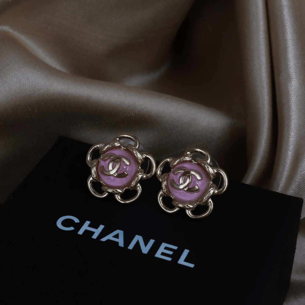 CHANEL 粉紅琺瑯 CC Logo 花朵耳環 ｜ 2024年 ｜未使用級美品 - Vintasy