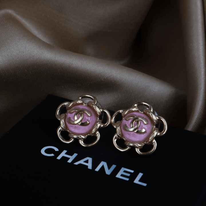 CHANEL 粉紅琺瑯 CC Logo 花朵耳環 ｜ 2024年 ｜未使用級美品 - Vintasy