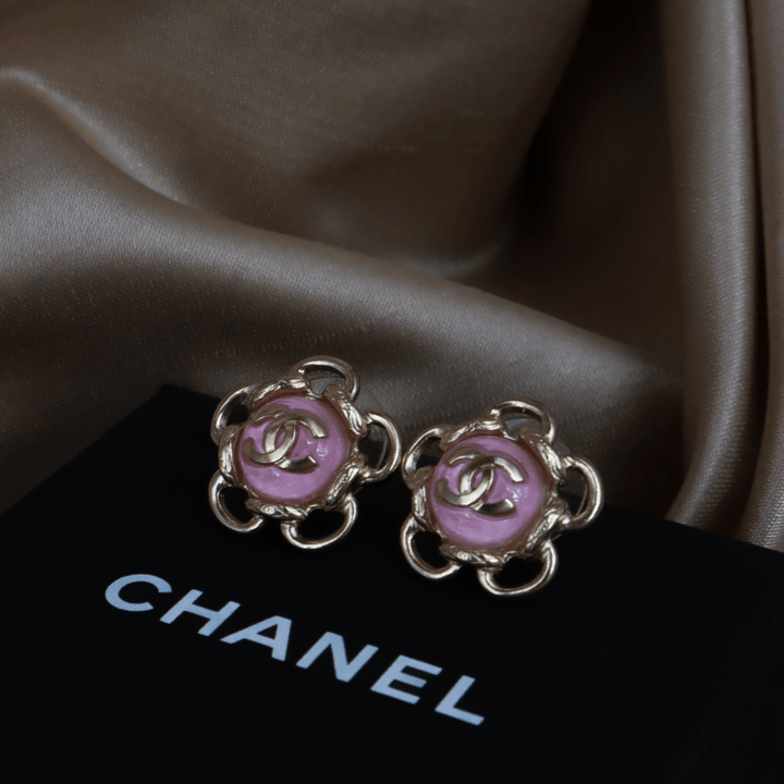 CHANEL 粉紅琺瑯 CC Logo 花朵耳環 ｜ 2024年 ｜未使用級美品 - Vintasy