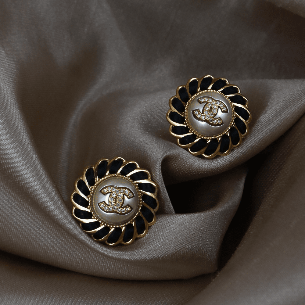 Chanel CC logo 黑琺瑯珍珠花卉耳環｜ 未使用品 2024年產品 - Vintasy