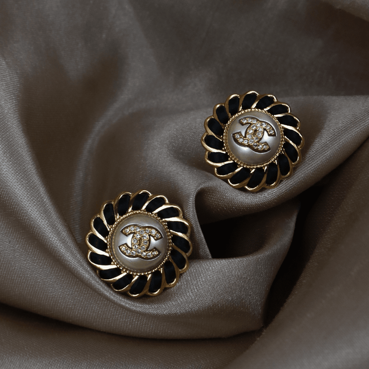 Chanel CC logo 黑琺瑯珍珠花卉耳環｜ 未使用品 2024年產品 - Vintasy