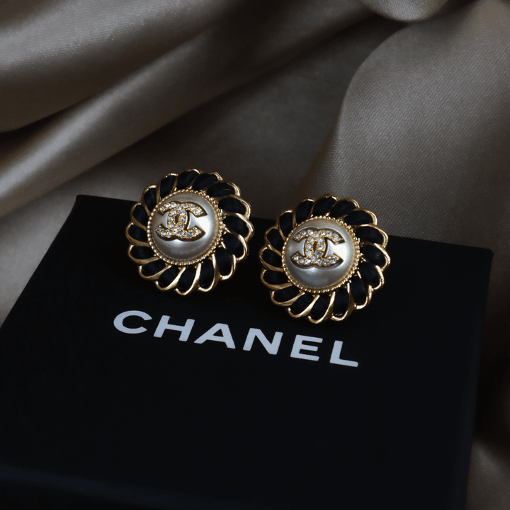 Chanel CC logo 黑琺瑯珍珠花卉耳環｜ 未使用品 2024年產品 - Vintasy