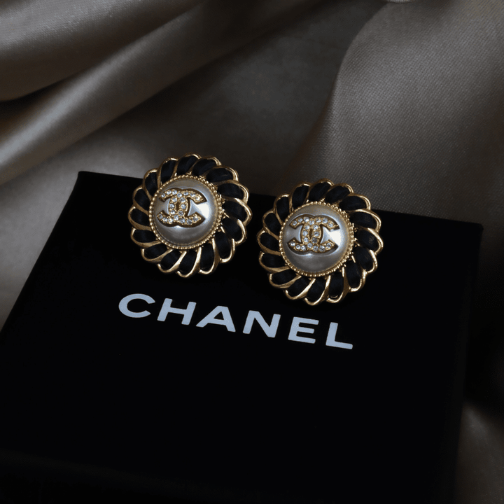Chanel CC logo 黑琺瑯珍珠花卉耳環｜ 未使用品 2024年產品 - Vintasy