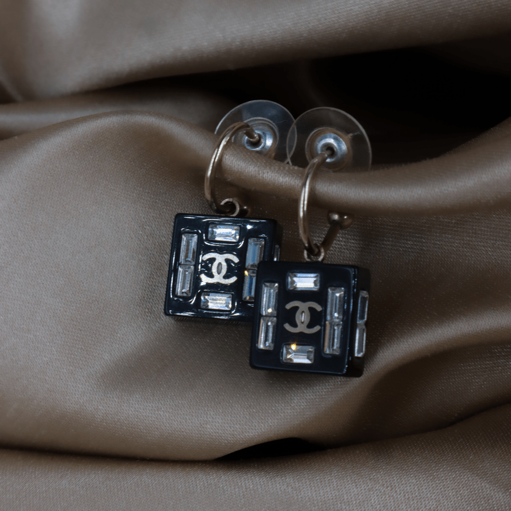 CHANEL 黑色方塊水晶 CC Logo 吊環耳環 ｜附原盒 - Vintasy