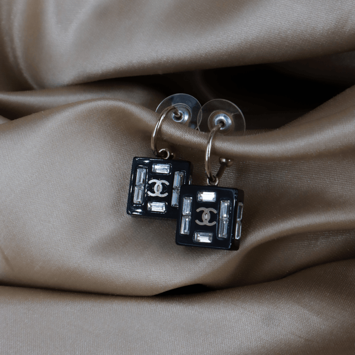 CHANEL 黑色方塊水晶 CC Logo 吊環耳環 ｜附原盒 - Vintasy