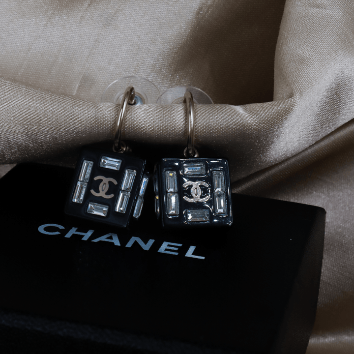 CHANEL 黑色方塊水晶 CC Logo 吊環耳環 ｜附原盒 - Vintasy