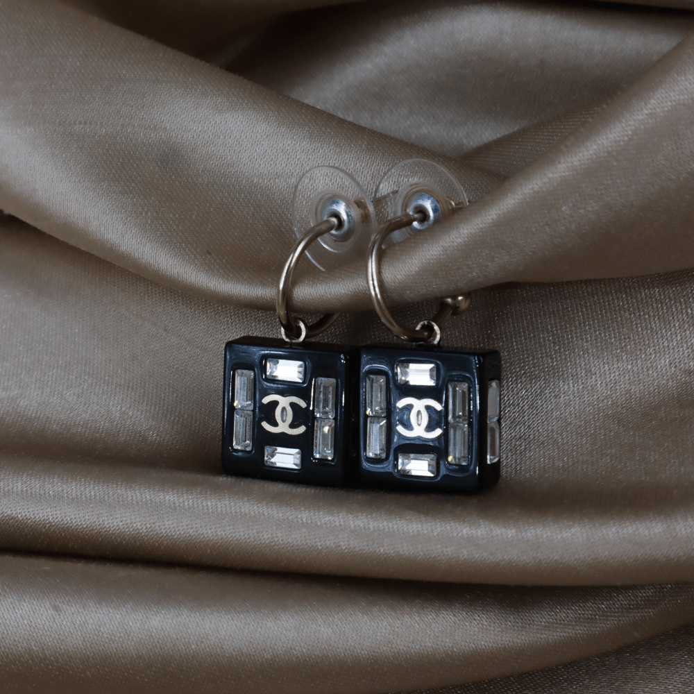 CHANEL 黑色方塊水晶 CC Logo 吊環耳環 ｜附原盒 - Vintasy