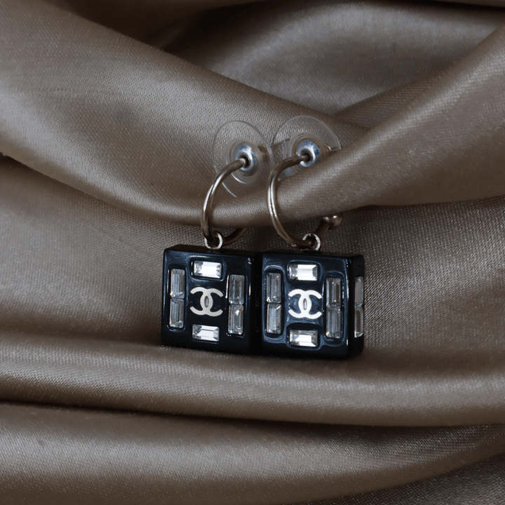CHANEL 黑色方塊水晶 CC Logo 吊環耳環 ｜附原盒 - Vintasy