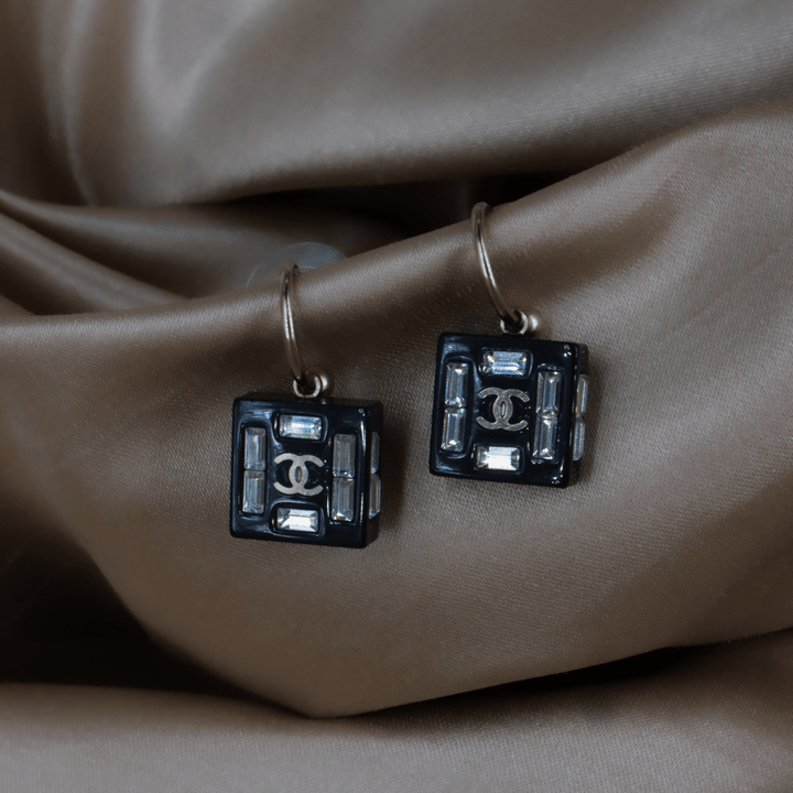 CHANEL 黑色方塊水晶 CC Logo 吊環耳環 ｜附原盒 - Vintasy