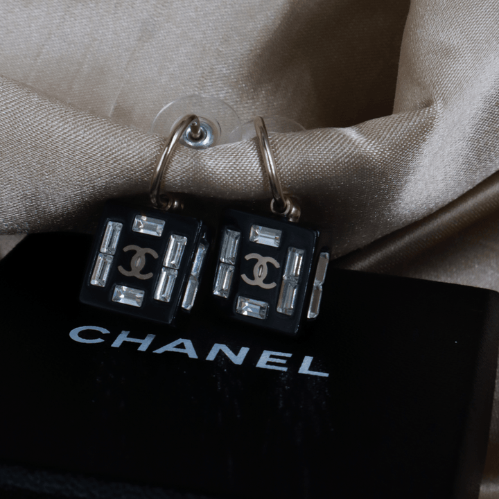CHANEL 黑色方塊水晶 CC Logo 吊環耳環 ｜附原盒 - Vintasy