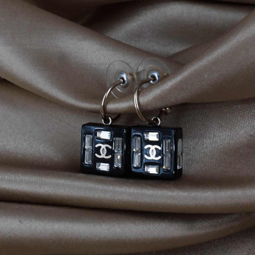 CHANEL 黑色方塊水晶 CC Logo 吊環耳環 ｜附原盒 - Vintasy