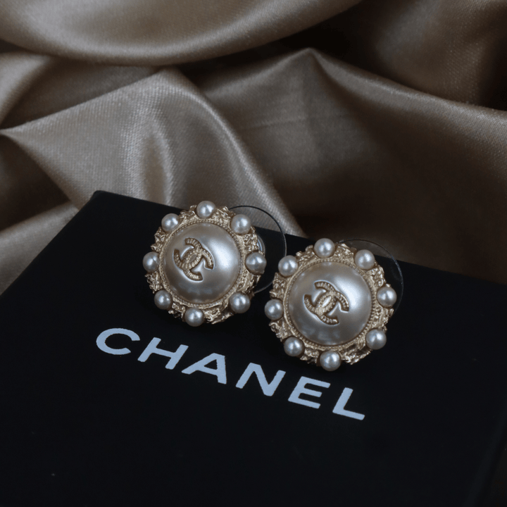 CHANEL 珍珠圓 CC Logo耳環｜2019年 附原盒 未使用 - Vintasy