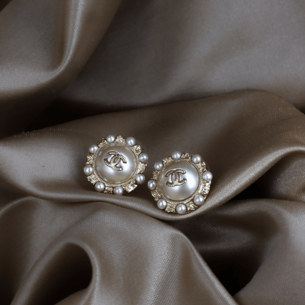 CHANEL 珍珠圓 CC Logo耳環｜2019年 附原盒 未使用 - Vintasy