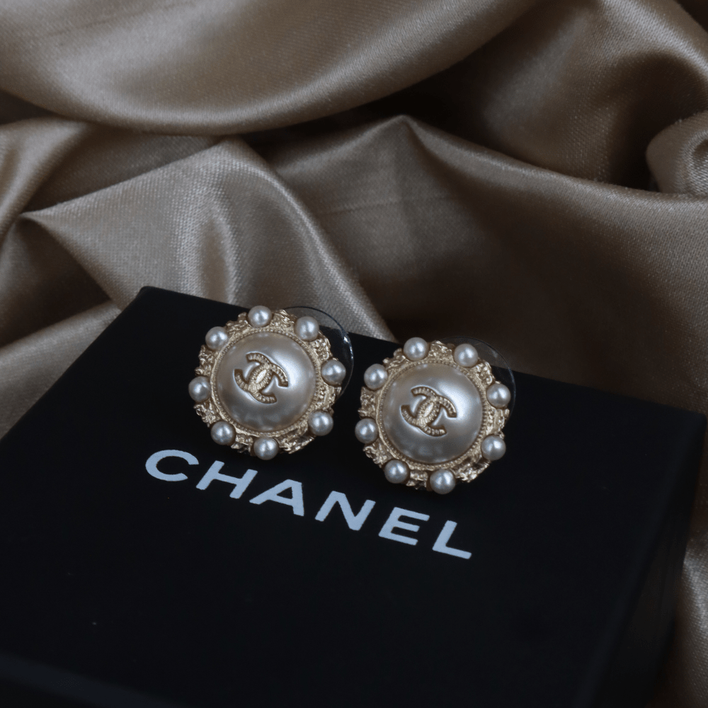 CHANEL 珍珠圓 CC Logo耳環｜2019年 附原盒 未使用 - Vintasy