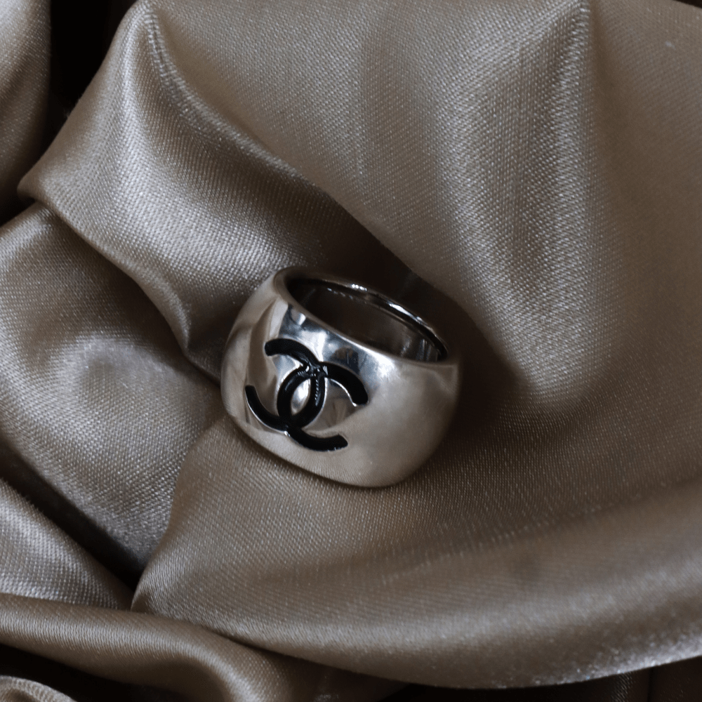 CHANEL 雙面 CC 黑色心形寬版戒指（銀色）｜未使用級美品 ｜｜VINTASY 中古美品 ｜ 香港最大型中古首飾收藏店｜ CHANEL ｜ 戒指