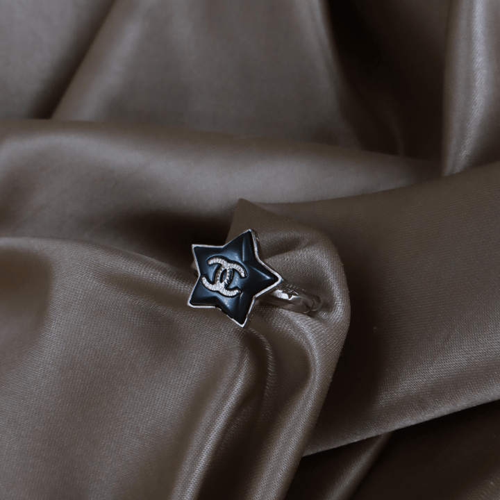 CHANEL 深藍琺瑯星星CC戒指（Navy Star CC Ring款）｜2017年 未使用級美品 12碼！ - Vintasy戒指