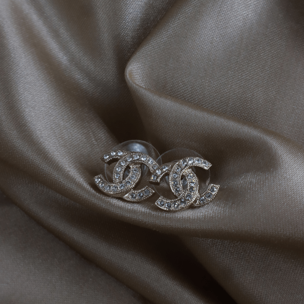 Chanel Crystal CC Stud Earrings 金色滿鑽Logo耳釘 ｜ 未使用品 2021年產品 - Vintasy