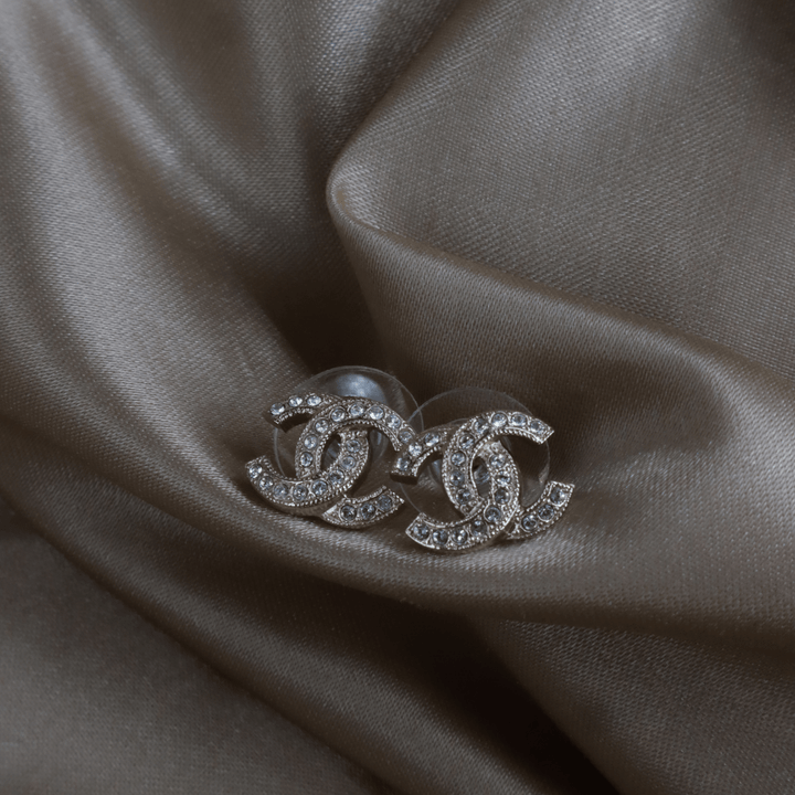 Chanel Crystal CC Stud Earrings 金色滿鑽Logo耳釘 ｜ 未使用品 2021年產品 - Vintasy