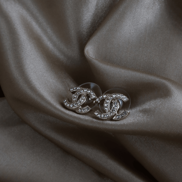 Chanel Crystal CC Stud Earrings 金色滿鑽Logo耳釘 ｜ 未使用品 2021年產品 - Vintasy
