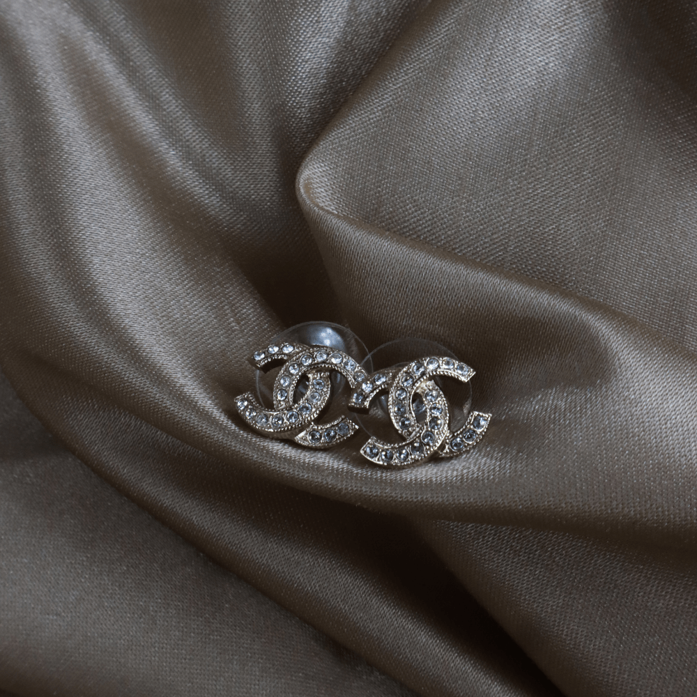 Chanel Crystal CC Stud Earrings 金色滿鑽Logo耳釘 ｜ 未使用品 2021年產品 - Vintasy