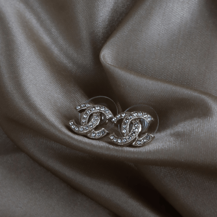 Chanel Crystal CC Stud Earrings 金色滿鑽Logo耳釘 ｜ 未使用品 2021年產品 - Vintasy