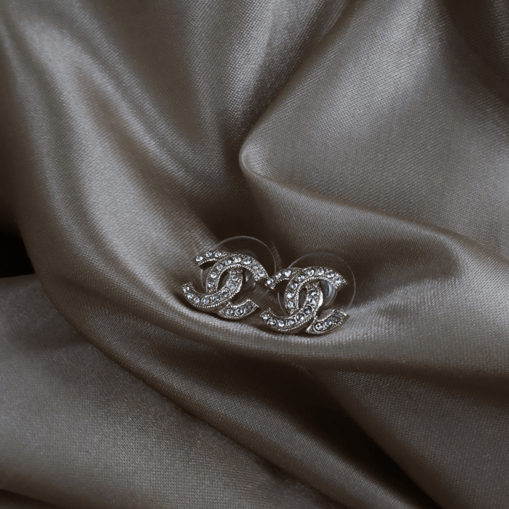 Chanel Crystal CC Stud Earrings 金色滿鑽Logo耳釘 ｜ 未使用品 2021年產品 - Vintasy