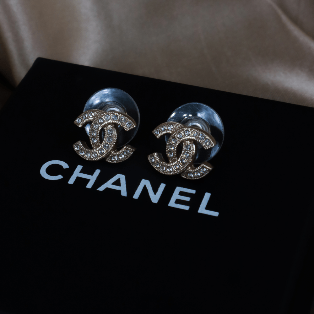 Chanel Crystal CC Stud Earrings 金色滿鑽Logo耳釘 ｜ 未使用品 2021年產品 - Vintasy