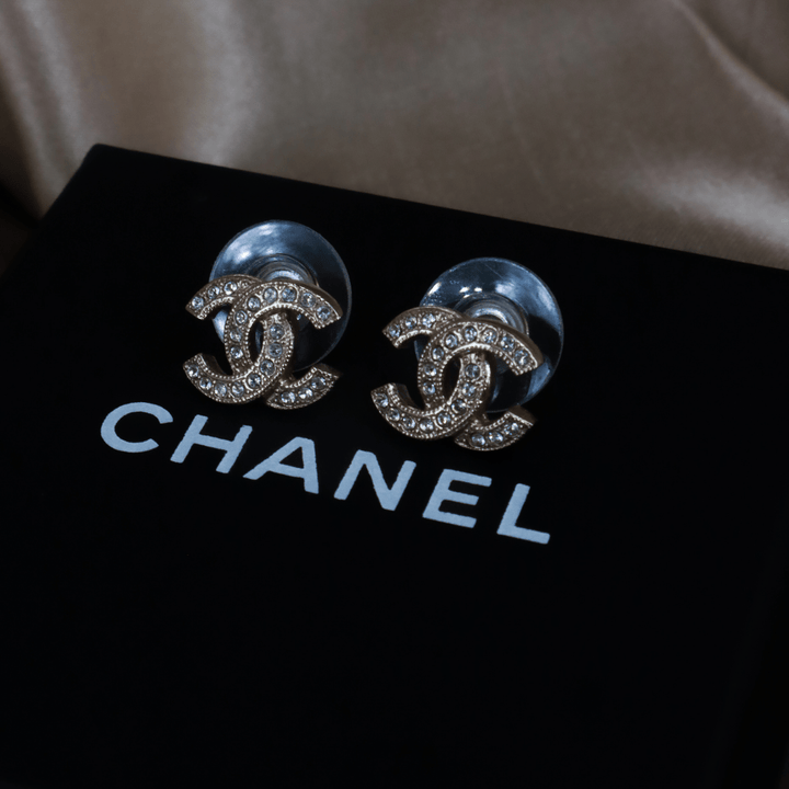 Chanel Crystal CC Stud Earrings 金色滿鑽Logo耳釘 ｜ 未使用品 2021年產品 - Vintasy