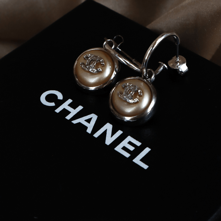 CHANEL 白珍珠雙C吊墜耳環 - Vintasy