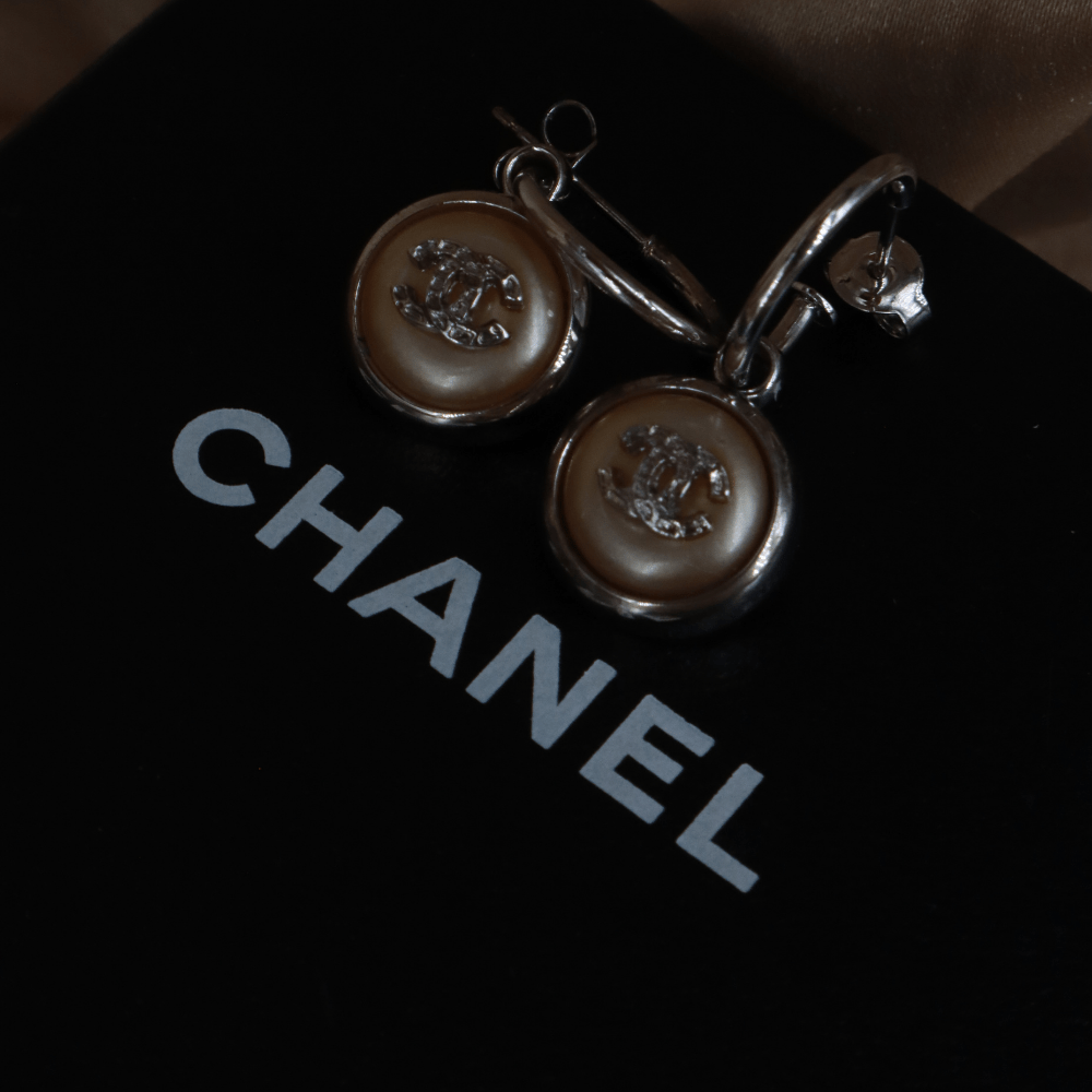 CHANEL 白珍珠雙C吊墜耳環 - Vintasy