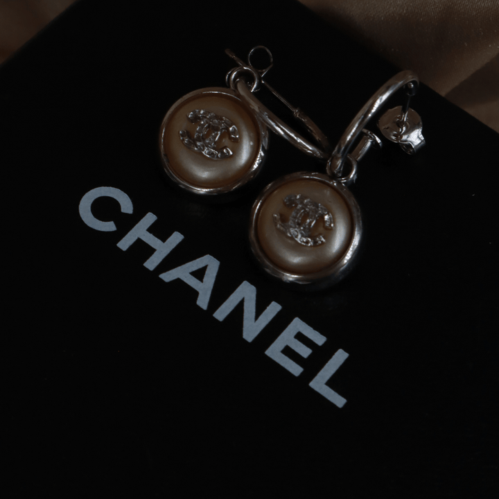 CHANEL 白珍珠雙C吊墜耳環 - Vintasy