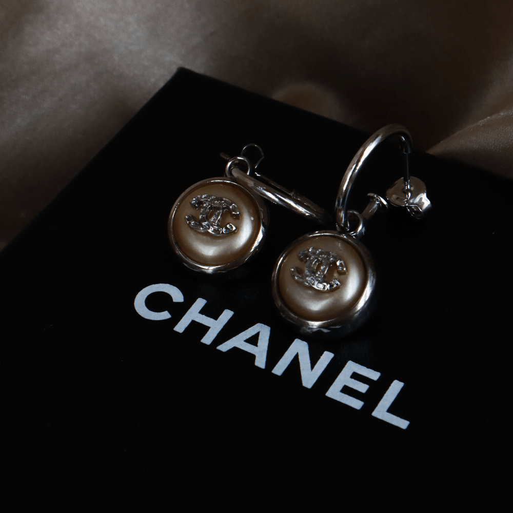 CHANEL 白珍珠雙C吊墜耳環 - Vintasy