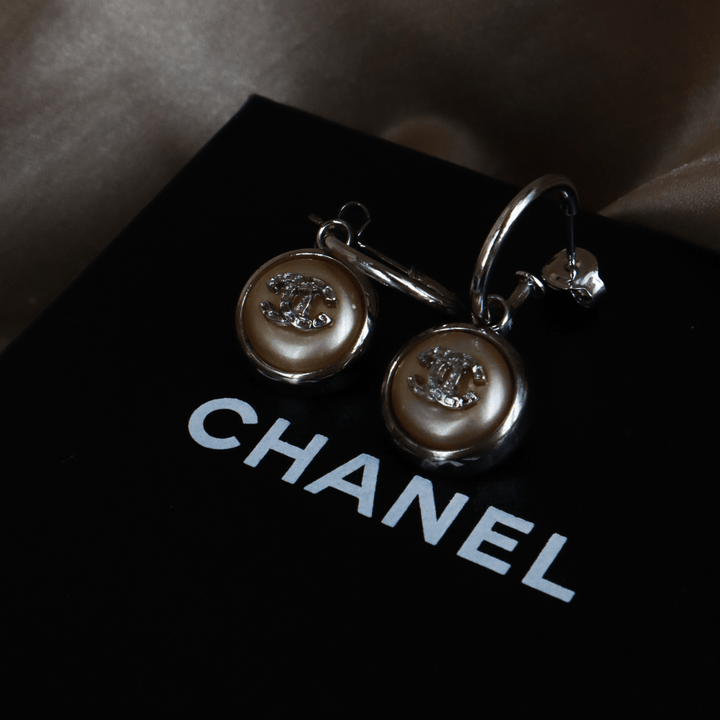 CHANEL 白珍珠雙C吊墜耳環 - Vintasy