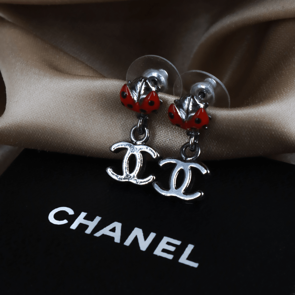 CHANEL Ladybug CC Logo 耳環 ｜ 2003年 未使用 - Vintasy