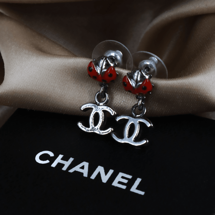 CHANEL Ladybug CC Logo 耳環 ｜ 2003年 未使用 - Vintasy