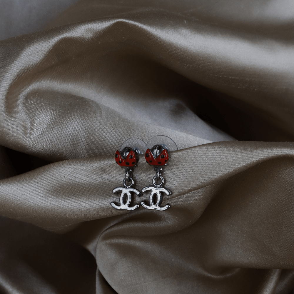 CHANEL Ladybug CC Logo 耳環 ｜ 2003年 未使用 - Vintasy