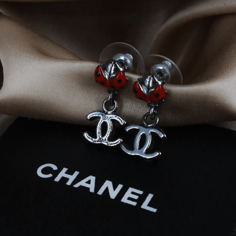 CHANEL Ladybug CC Logo 耳環 ｜ 2003年 未使用 - Vintasy