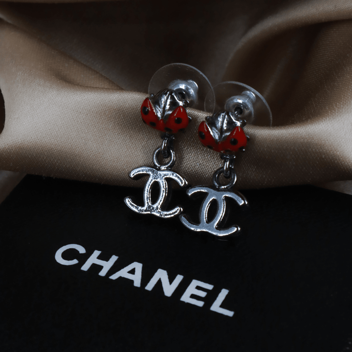CHANEL Ladybug CC Logo 耳環 ｜ 2003年 未使用 - Vintasy