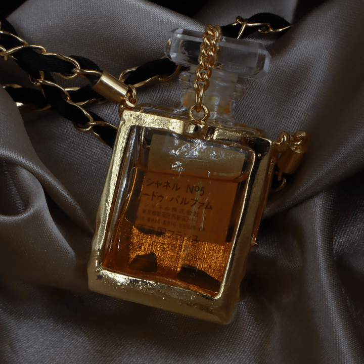 Chanel N°5 香水瓶造型金色吊墜頸鏈 | 稀品金色珍品 附兩款香水！ - Vintasy