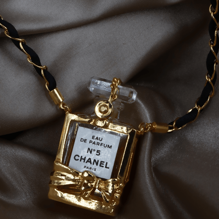 Chanel N°5 香水瓶造型金色吊墜頸鏈 | 稀品金色珍品 附兩款香水！ - Vintasy
