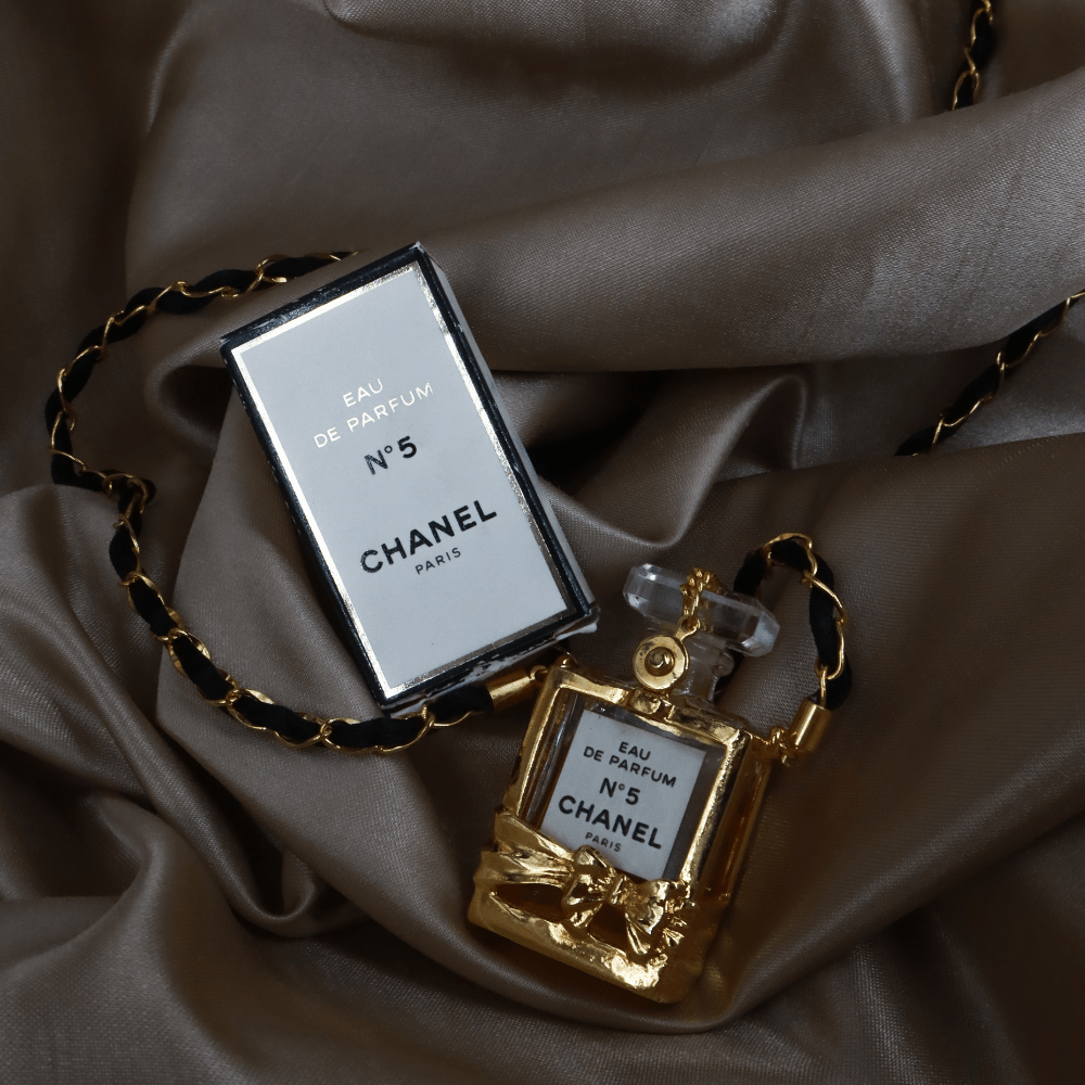 Chanel N°5 香水瓶造型金色吊墜頸鏈 | 稀品金色珍品 附兩款香水！ - Vintasy