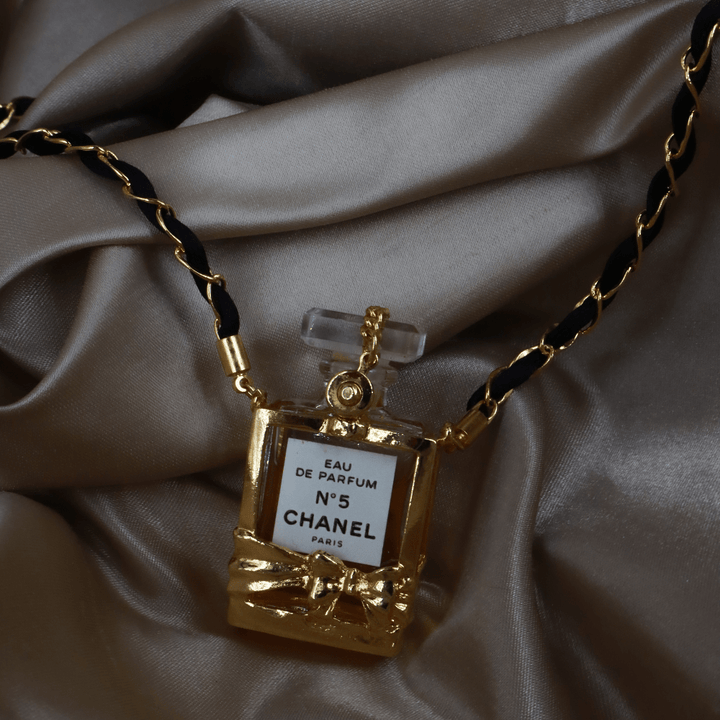 Chanel N°5 香水瓶造型金色吊墜頸鏈 | 稀品金色珍品 附兩款香水！ - Vintasy