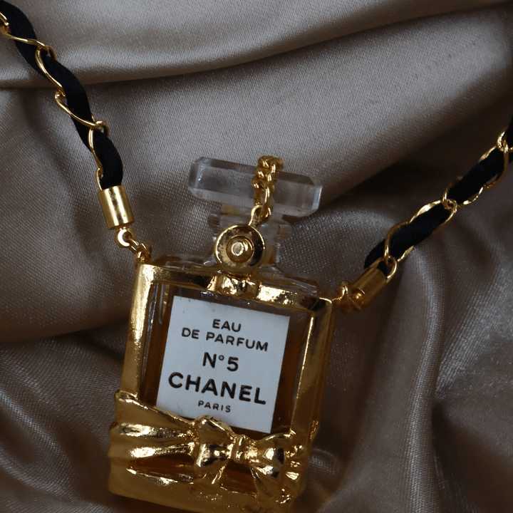 Chanel N°5 香水瓶造型金色吊墜頸鏈 | 稀品金色珍品 附兩款香水！ - Vintasy