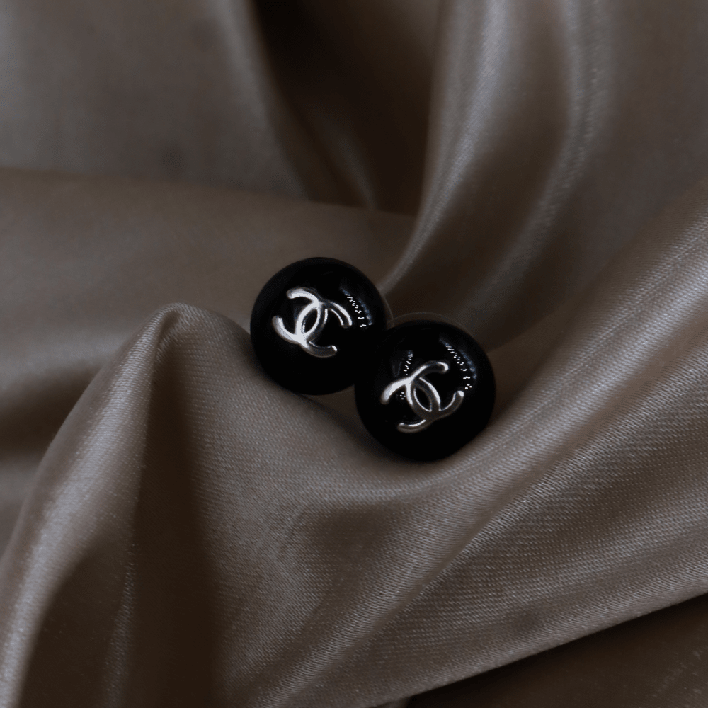 CHANEL1999 1999 黑色圓形CC耳環（99年 Button Stud款） - Vintasy耳環