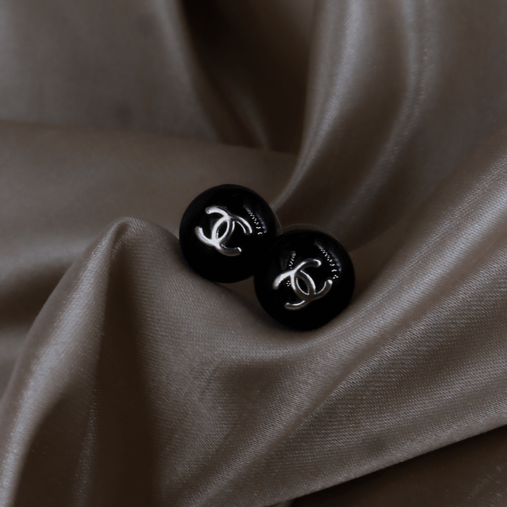 CHANEL1999 1999 黑色圓形CC耳環（99年 Button Stud款） - Vintasy耳環