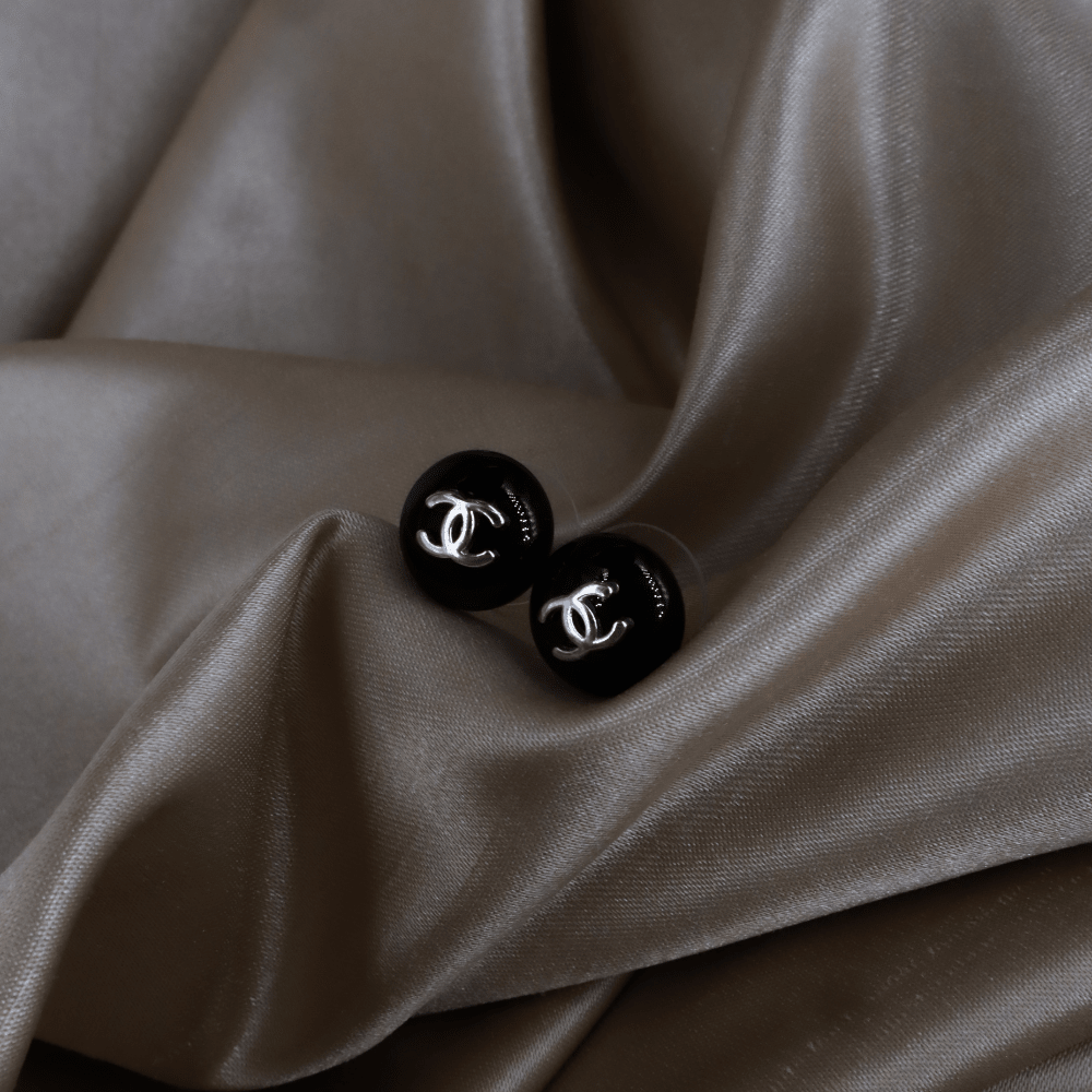 CHANEL1999 1999 黑色圓形CC耳環（99年 Button Stud款） - Vintasy耳環