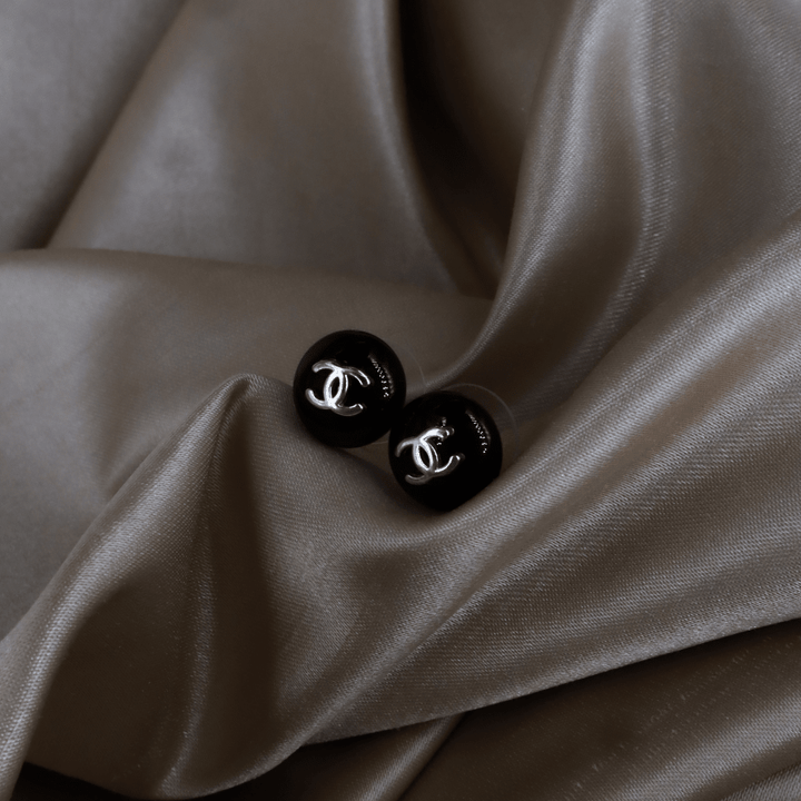 CHANEL1999 1999 黑色圓形CC耳環（99年 Button Stud款） - Vintasy耳環