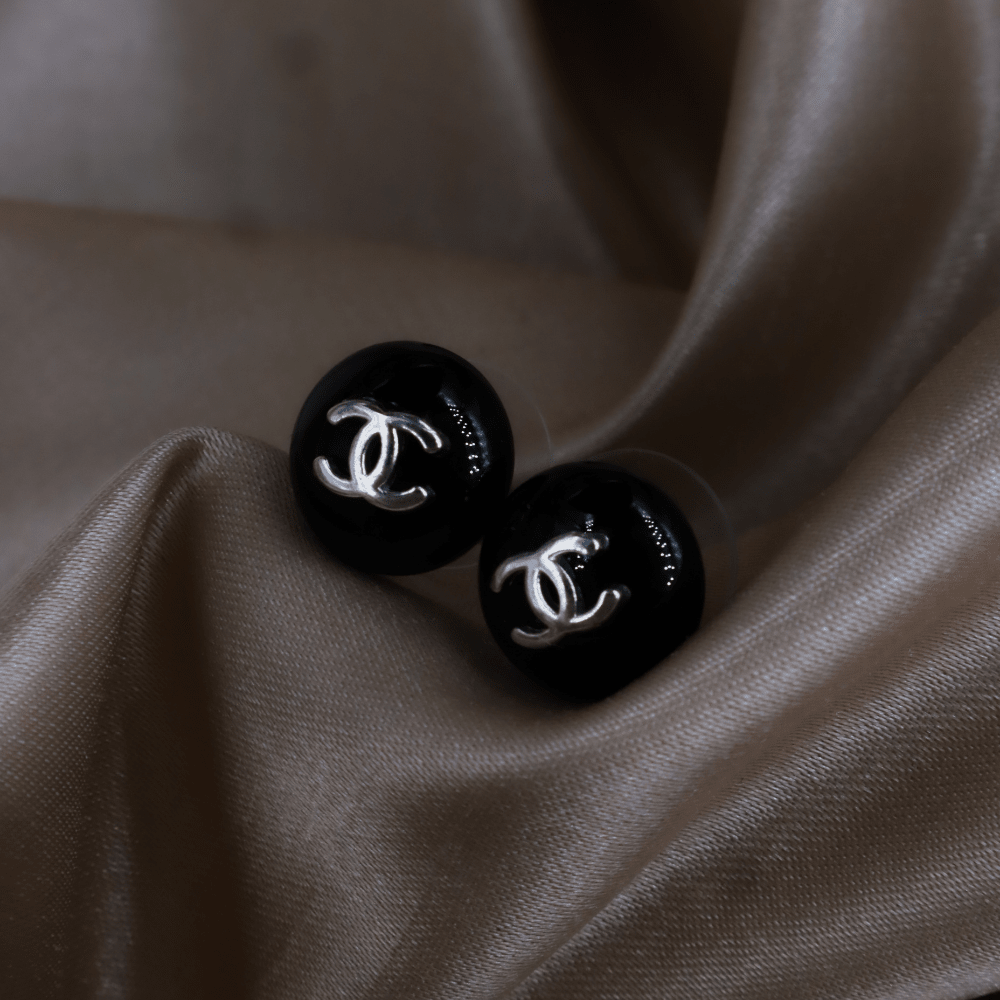 CHANEL1999 1999 黑色圓形CC耳環（99年 Button Stud款） - Vintasy耳環