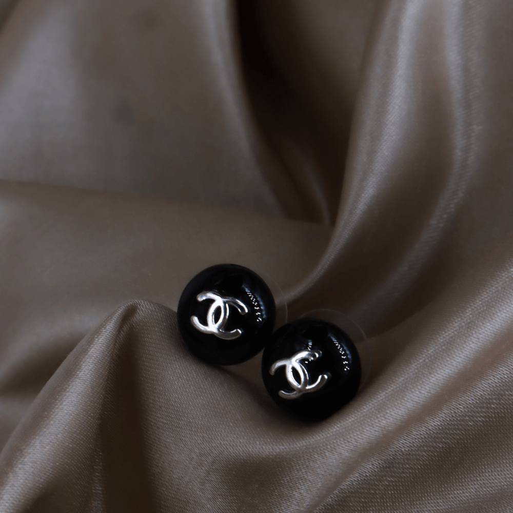 CHANEL1999 1999 黑色圓形CC耳環（99年 Button Stud款） - Vintasy耳環